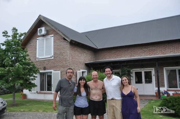 Junto com o Marcelo, a Carola e sua família na casa de seus pais em Pilar, ao norte de Buenos Aires, na Argentina. Aí ficou a Fiona nas 3 semanas que viajamos à Antártida